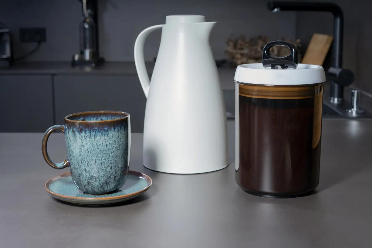 R&oacute;żne pojemniki do przechowywania kawy mielonej