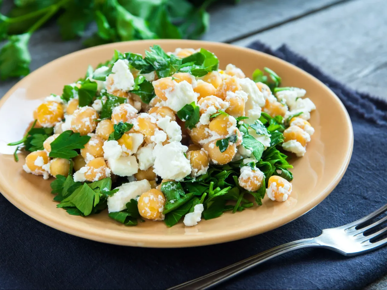 Pyszny przepis na zdrową sałatkę z ciecierzycy, fety i zi&oacute;ł. Idealna na lekki posiłek.