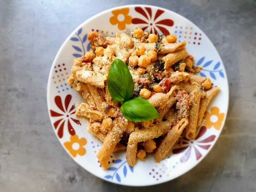 r&oacute;żne rodzaje zdrowego makaronu (pełnoziarnisty, z ciecierzycy, warzywny)