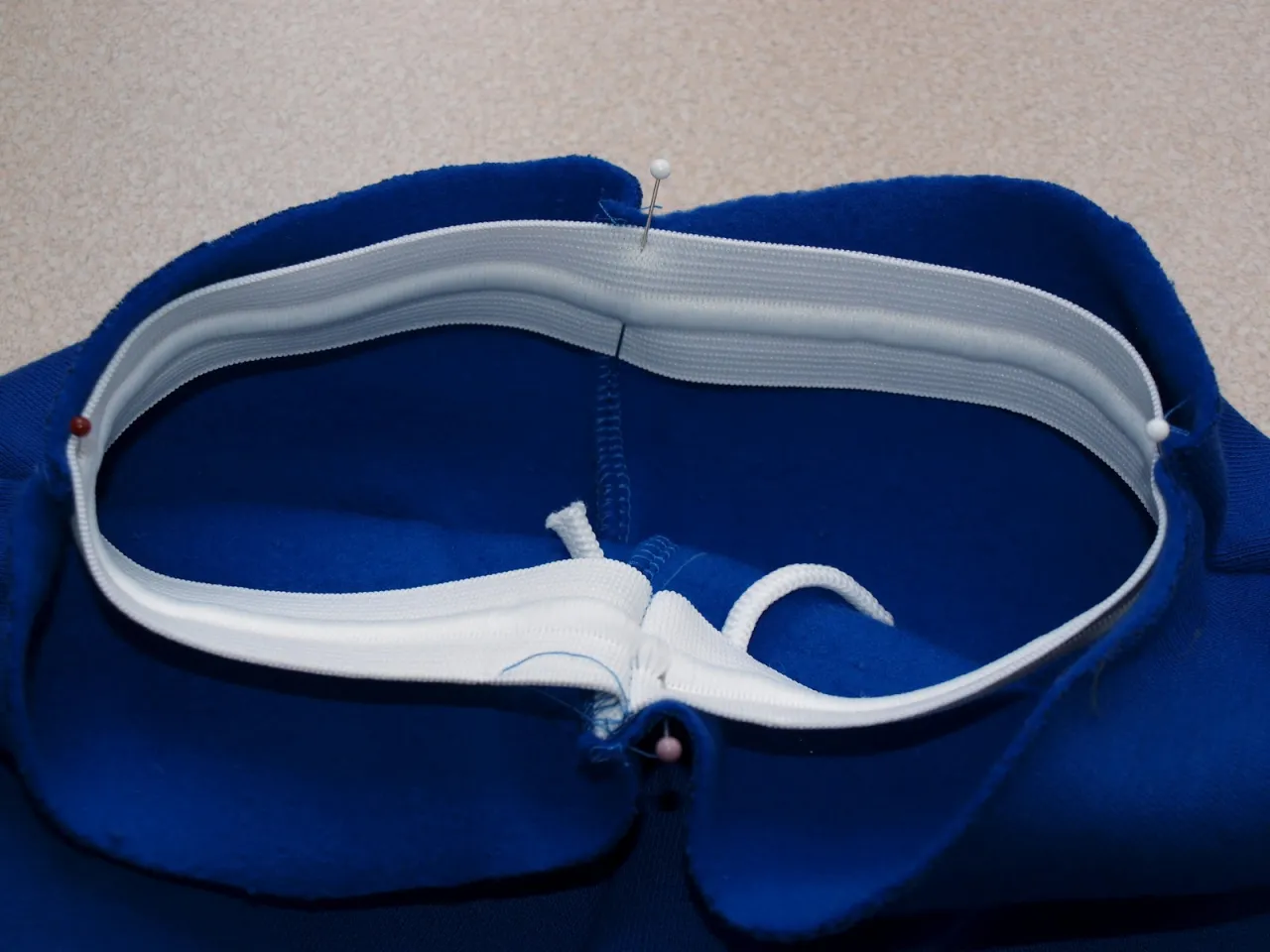 wszywanie gumki w pas spodni od wewnątrz