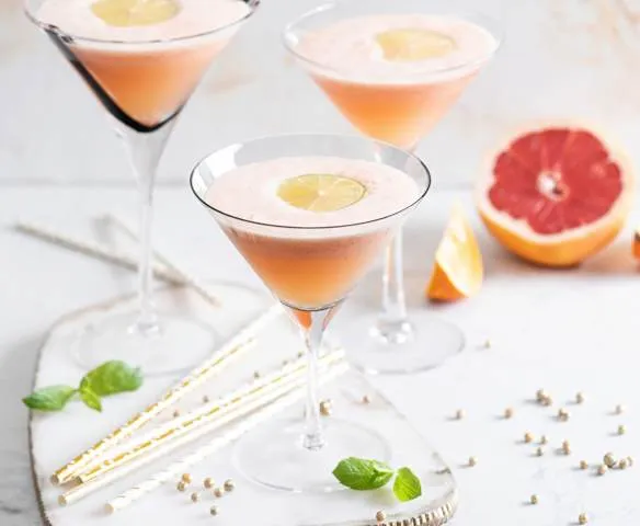 Elegancki drink cytrusowy z ginem i plasterkami grejpfruta