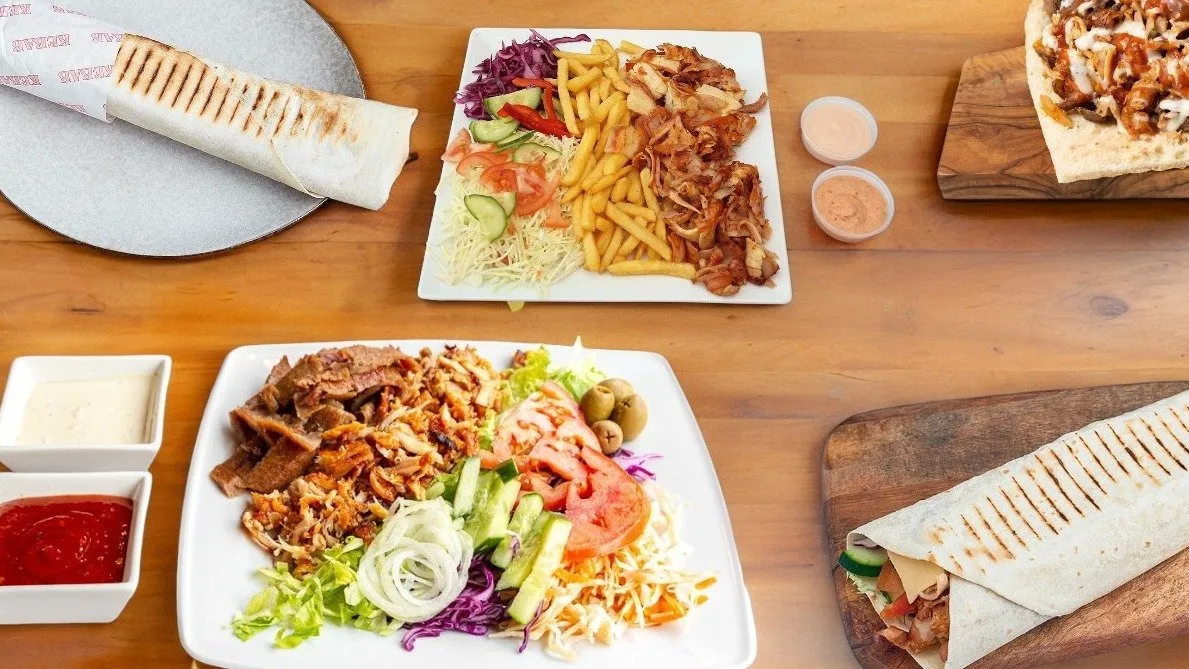 różne rodzaje kebabów, kebab w bułce, rollo, kebab na talerzu