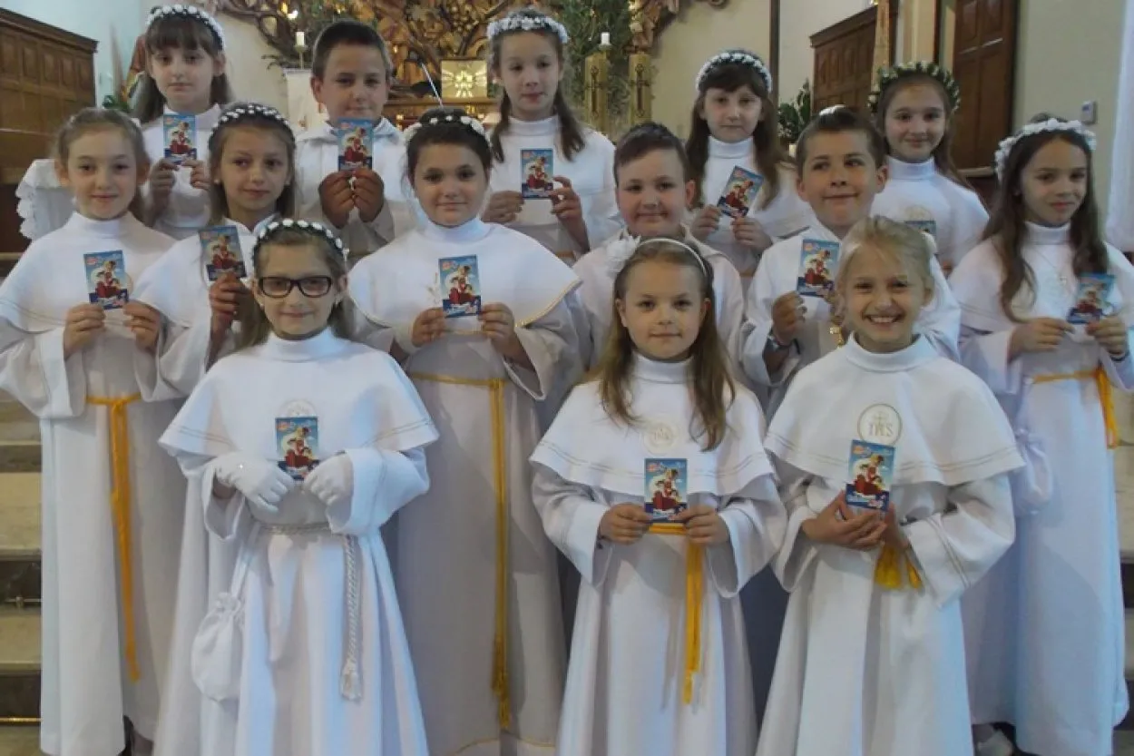 dzieci komunijne w kościele
