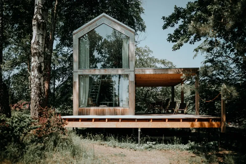 Różne typy domków letniskowych nad jeziorem w Lubuskiem