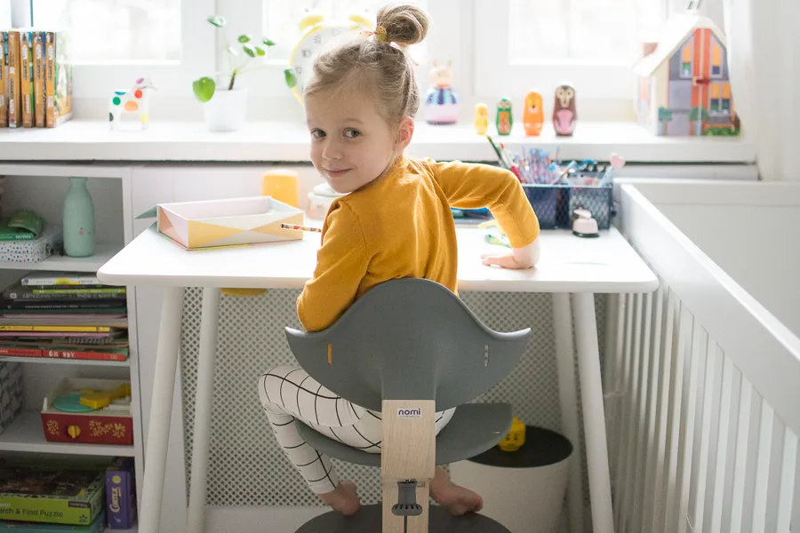 dziecko siedzące prawidłowo przy biurku