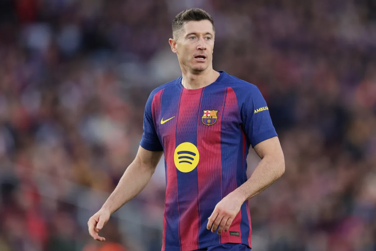 Robert Lewandowski w koszulce FC Barcelony. Zastanawiasz się, ile zarabia Lewandowski za jeden mecz?