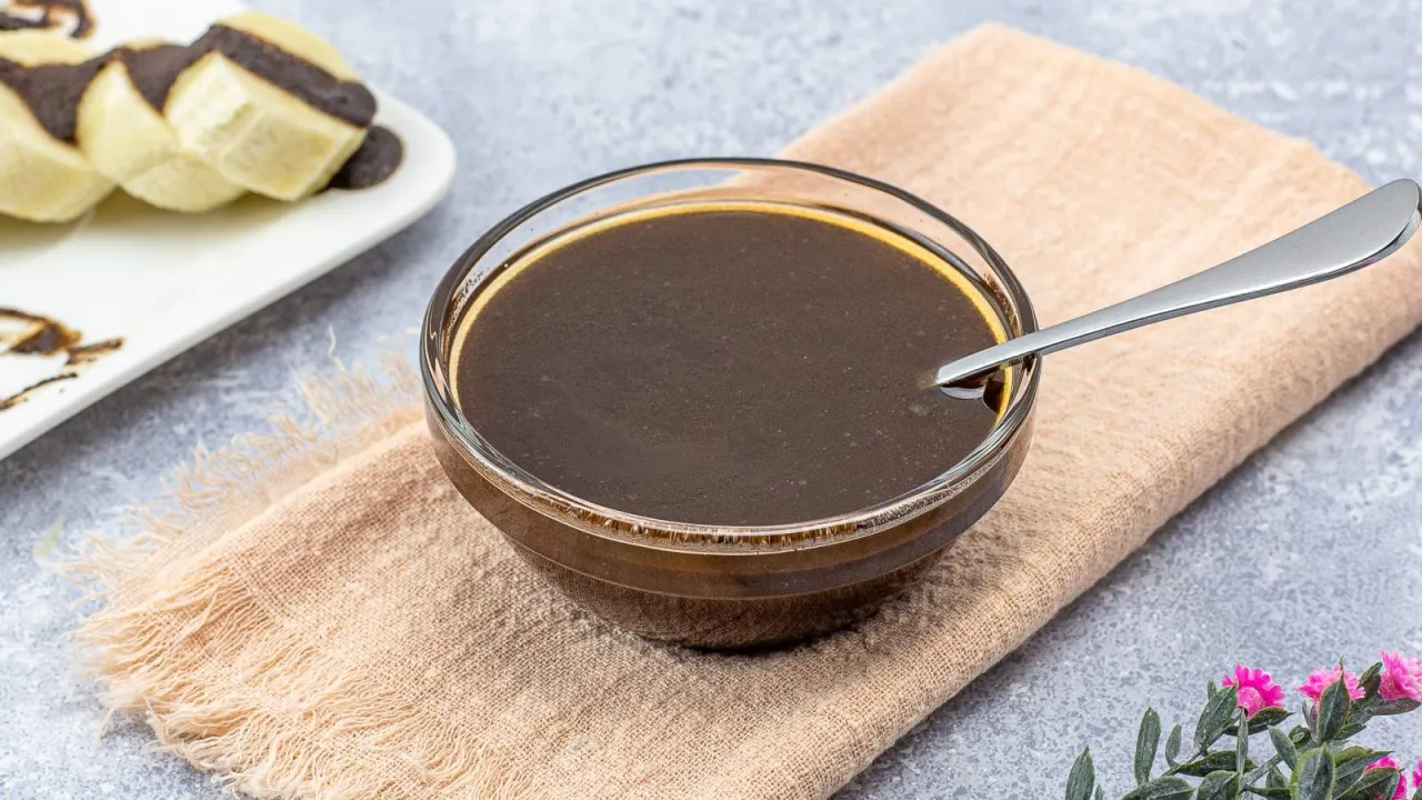 domowy sos czekoladowy polewający deser