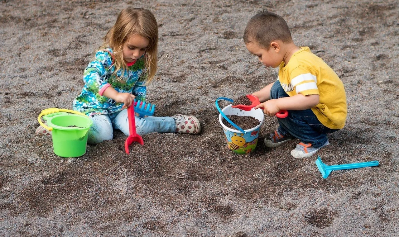 Dzieci bawiące się pod opieką wychowawcy
