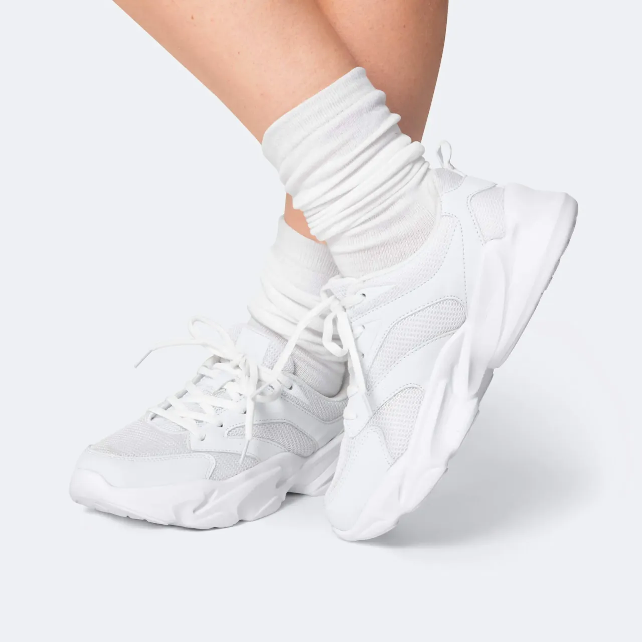 Zdjęcie Jakie skarpetki do białych adidasów, by uniknąć modowych wpadek?