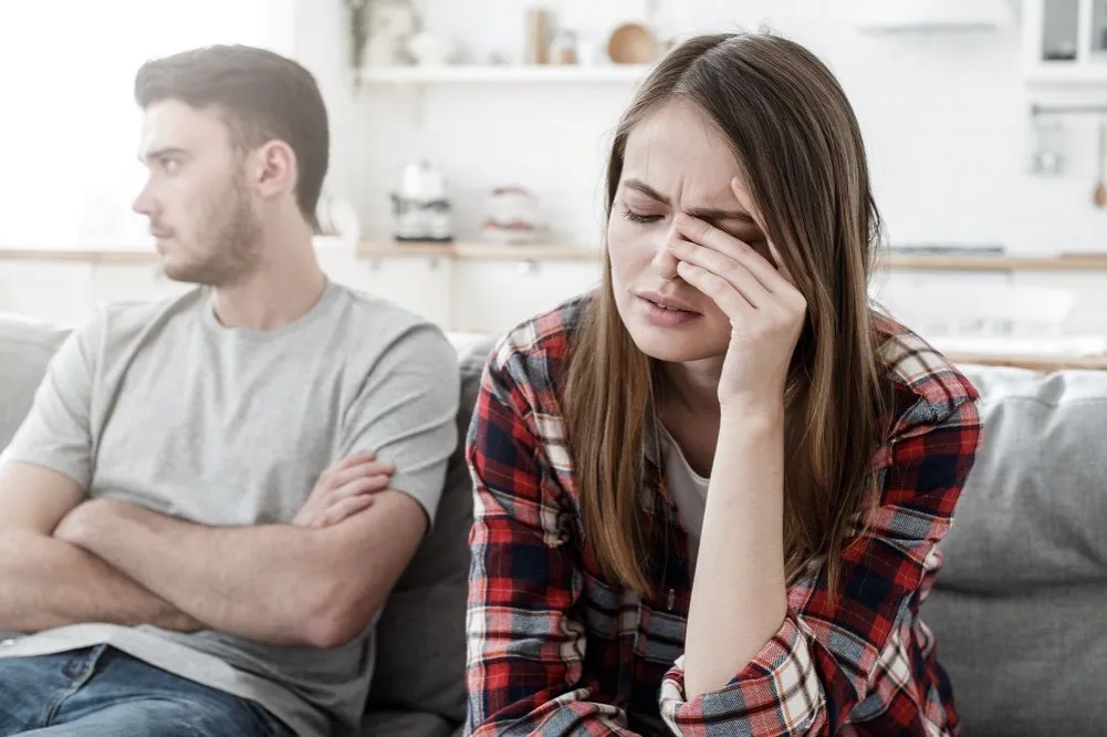 Zdjęcie Jak zachowuje się żona, która nie kocha? Objawy i przyczyny emocjonalnej dystansowości