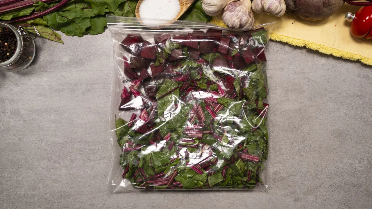 Pokrojona botwina w woreczku do mrożenia. Tak, botwinę można mrozić, zachowując jej świeżość na później.