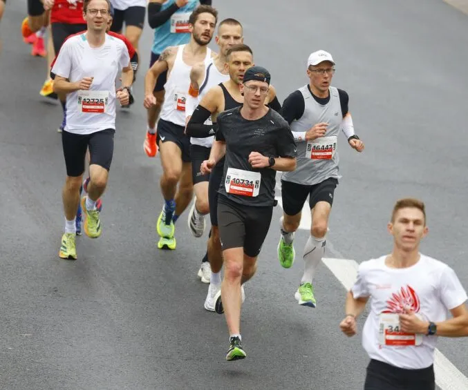 biegacze na różnych dystansach 5k 10k maraton
