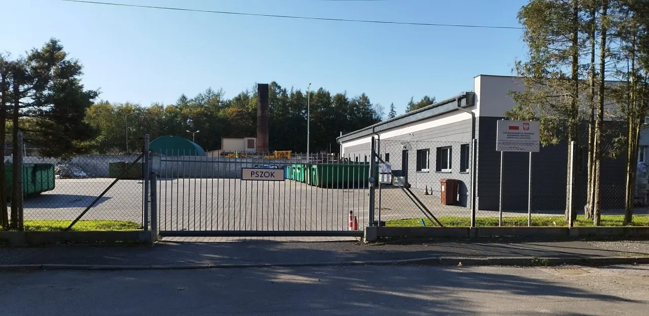 Punkt Selektywnej Zbi&oacute;rki Odpad&oacute;w Komunalnych PSZOK brama wjazdowa