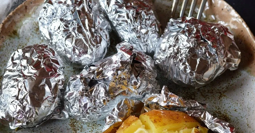 Różne formy pieczonych ziemniaków: ćwiartki, w mundurkach, w folii