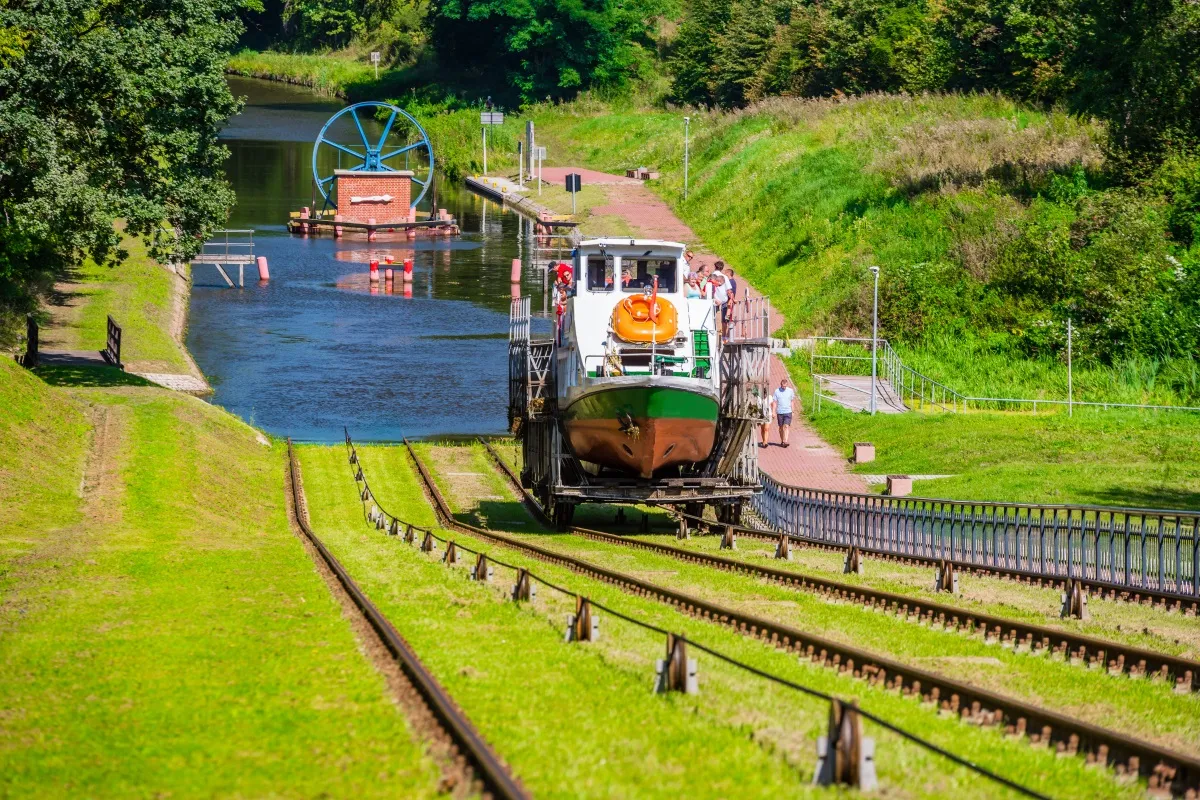 Kanał Elbląski pochylnie statki na trawie