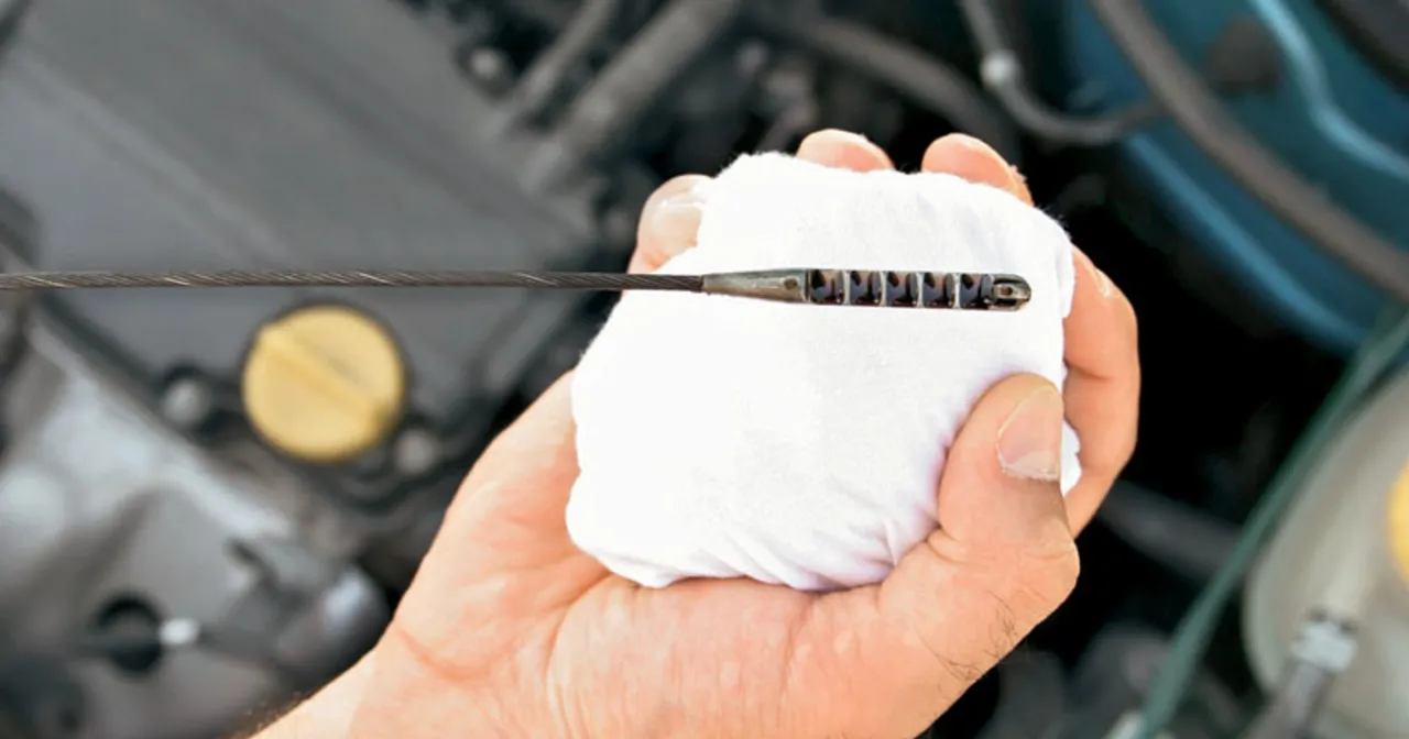 sprawdzanie poziomu oleju silnikowego bagnetem