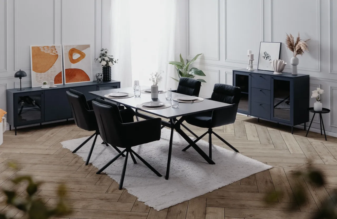 Elegancki salon z jadalnią: jak ustawić meble, by stworzyć funkcjonalną i stylową przestrzeń. Ciemne komody, stół z krzesłami i dekoracje.