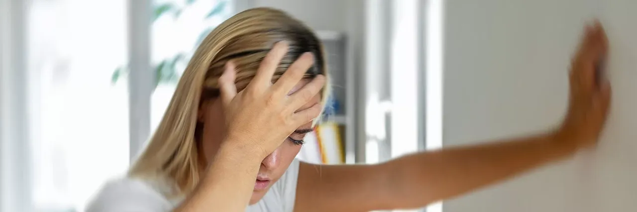 Person mit Schwindel und Schwäche, besorgt