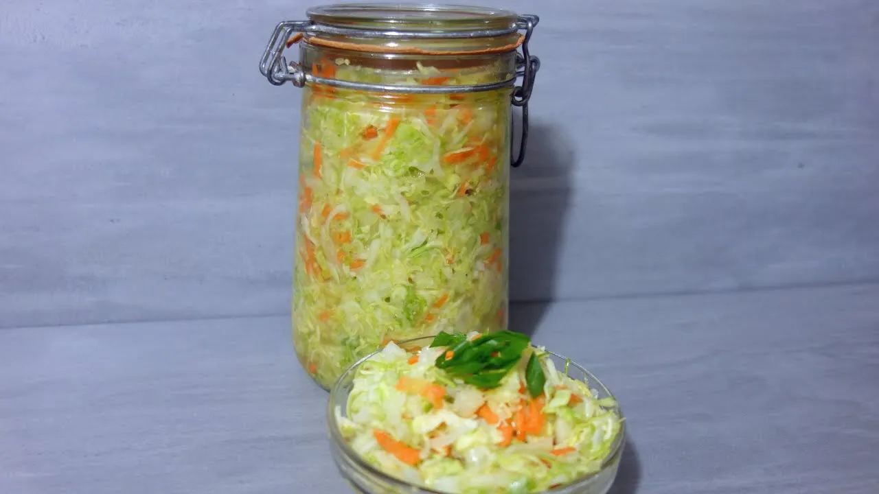 Wodnista surówka z kapusty w szklanej misce