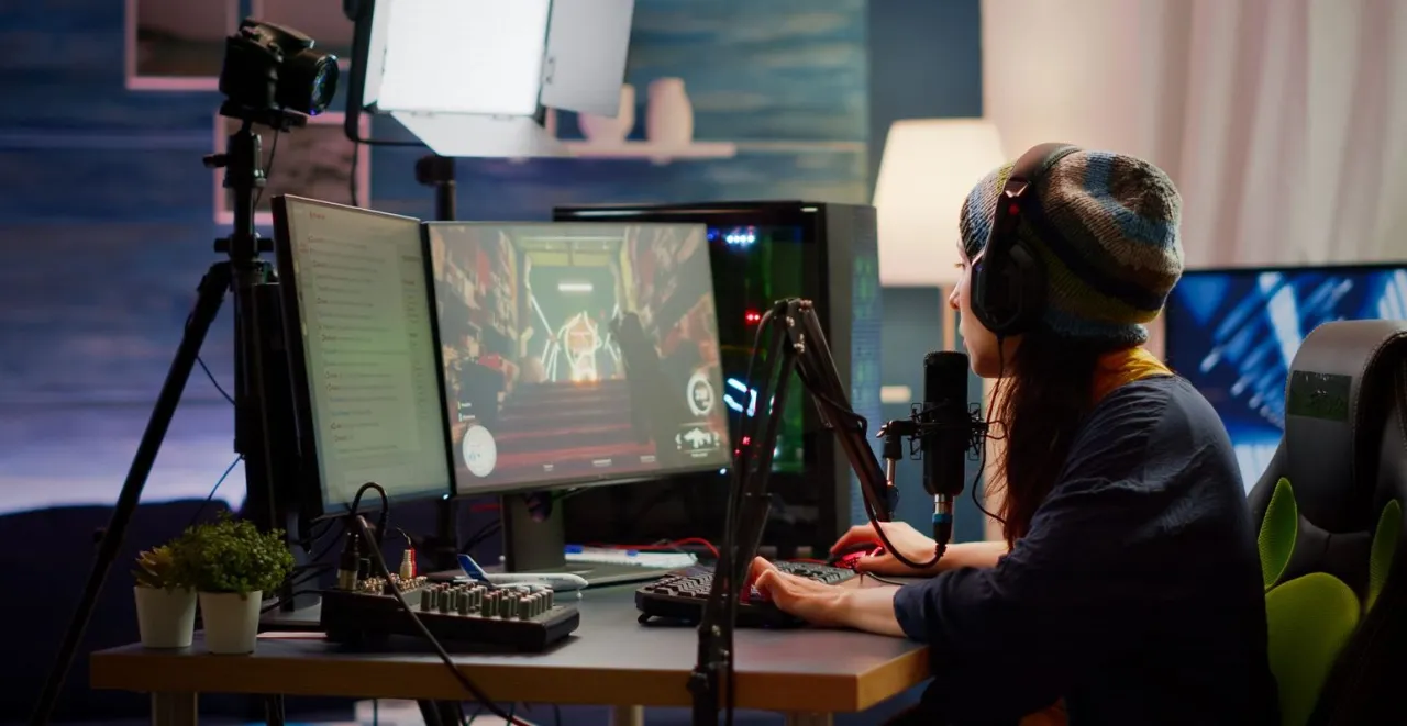 twórca wideo youtuber nagrywający aparatem w domowym studio