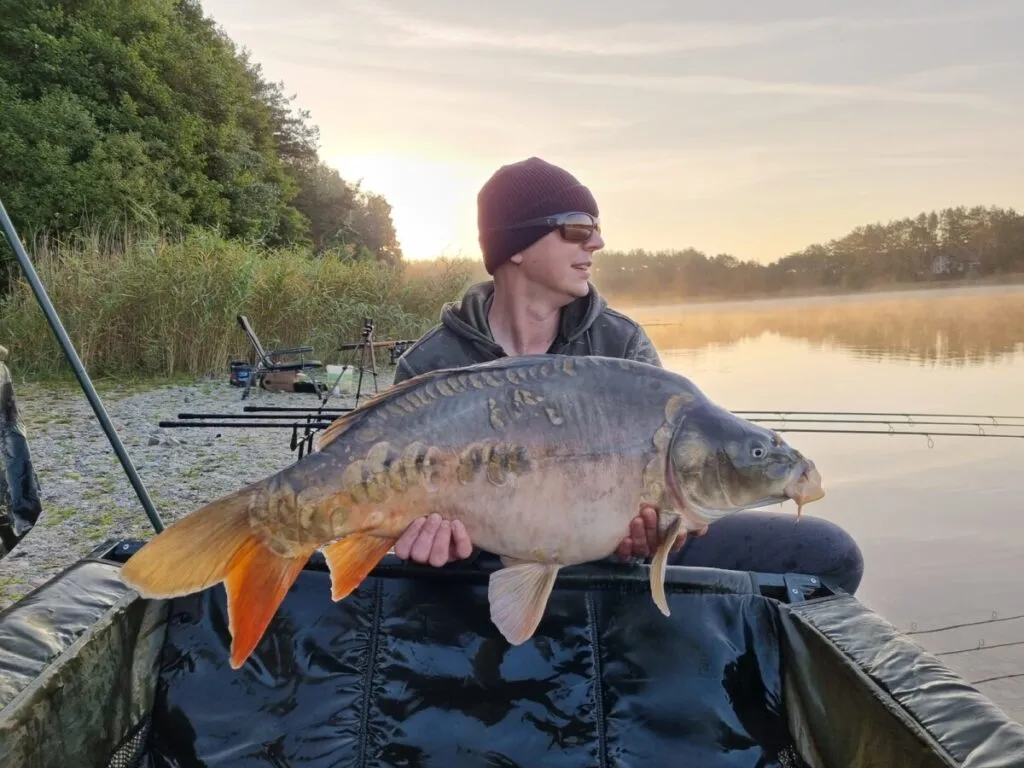 wędkarz nad jeziorem czarnym kaszuby