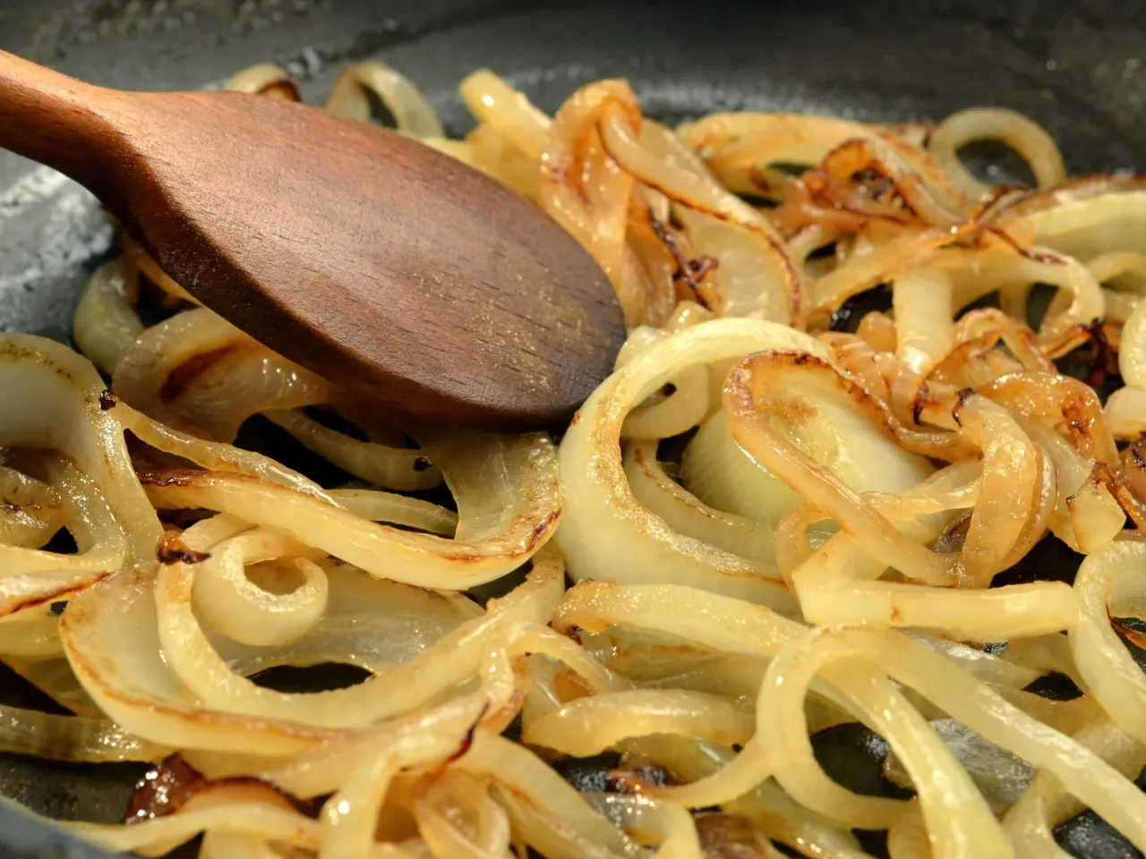 Smażenie cebuli czosnku i imbiru na patelni