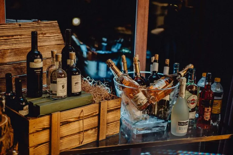 weselne alkohole na stole, butelki wódki wina piwa