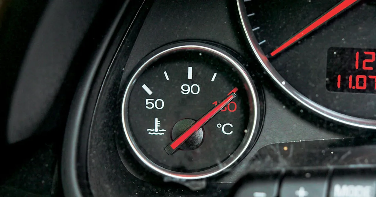 przegrzewający się silnik w korku, wskaźnik temperatury czerwony