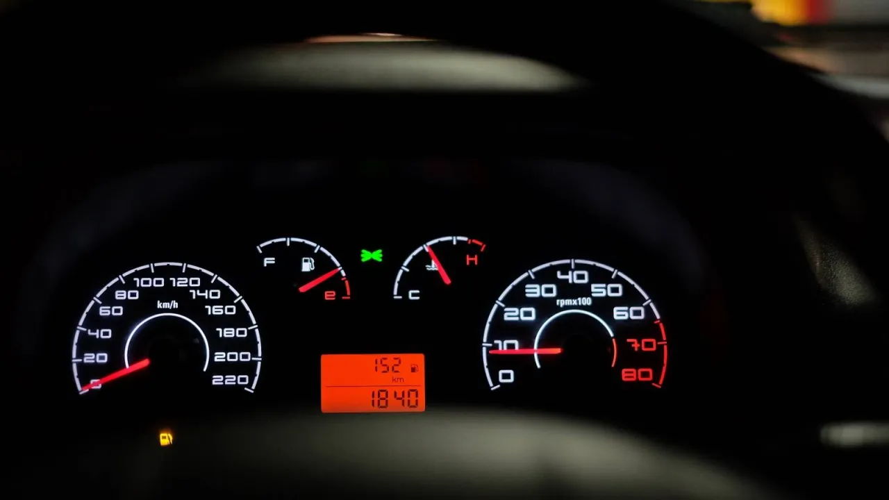 Kierowca zaniepokojony kontrolką na desce rozdzielczej