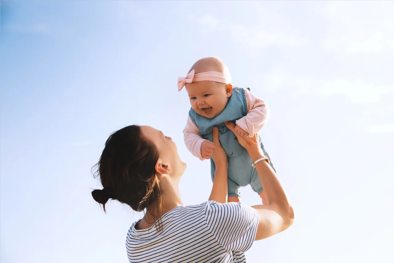 Dziecko płaczące i przytulające się do rodzica