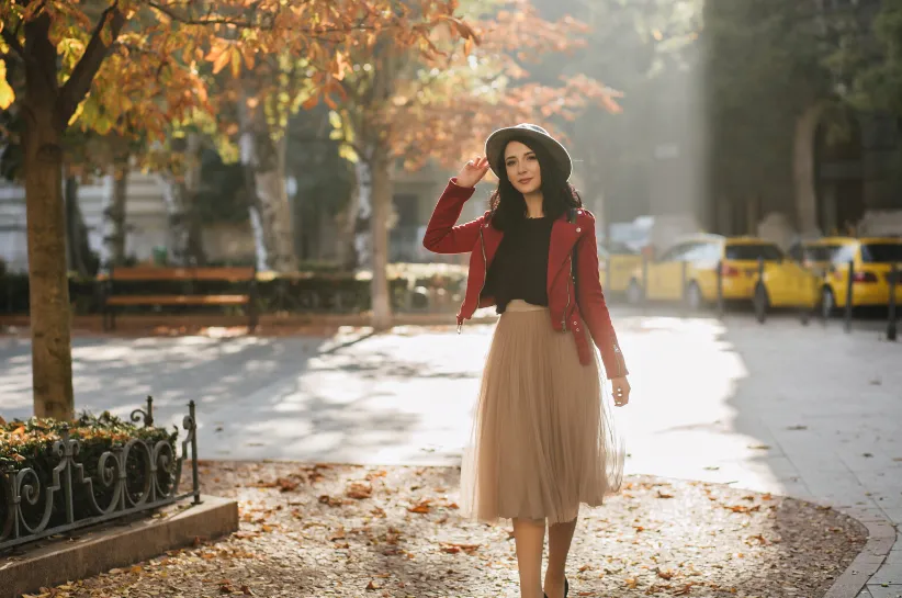 beżowa sp&oacute;dnica stylizacje inspiracje