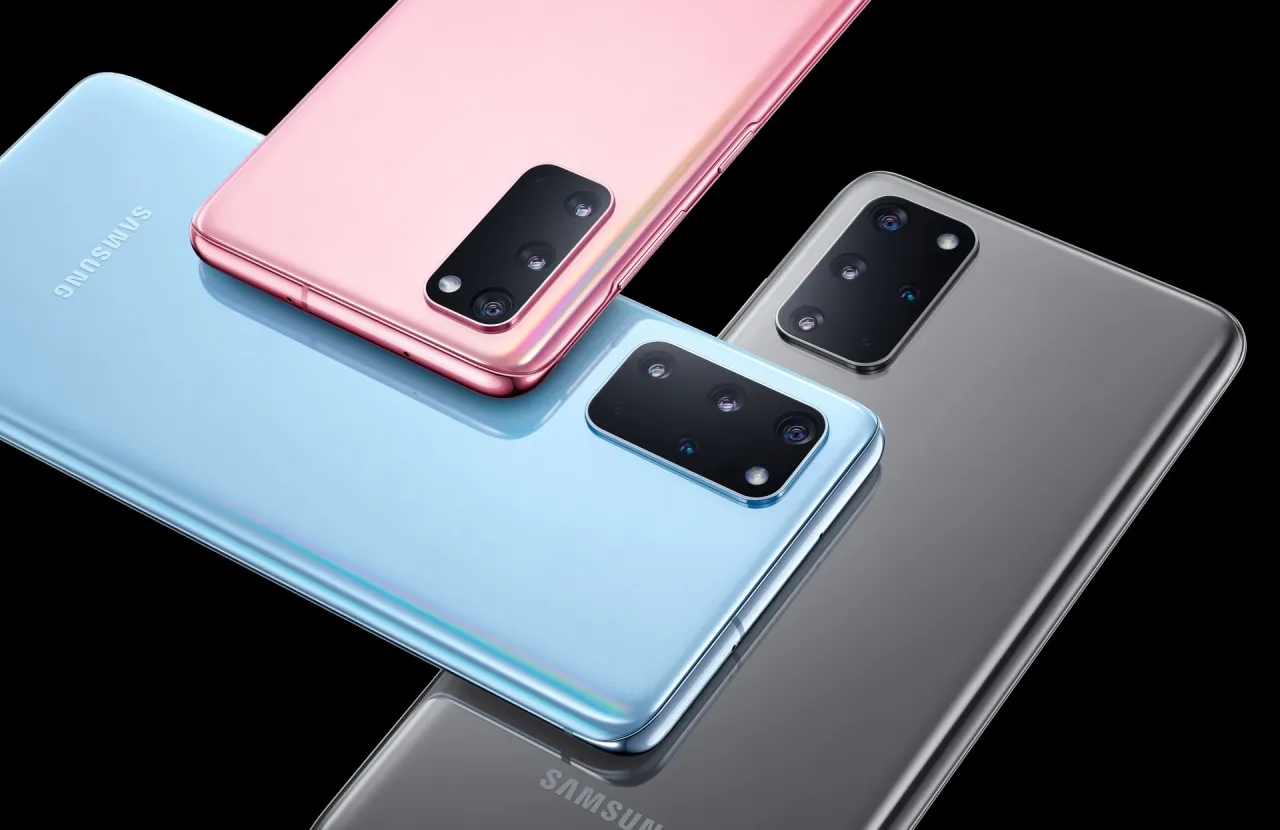 Trzy telefony Samsung S20 w kolorach błękitnym, różowym i szarym, z widocznymi modułami aparatu.