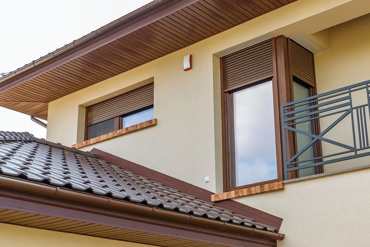 Elewacja do brązowych okien inspiracje kolorystyczne