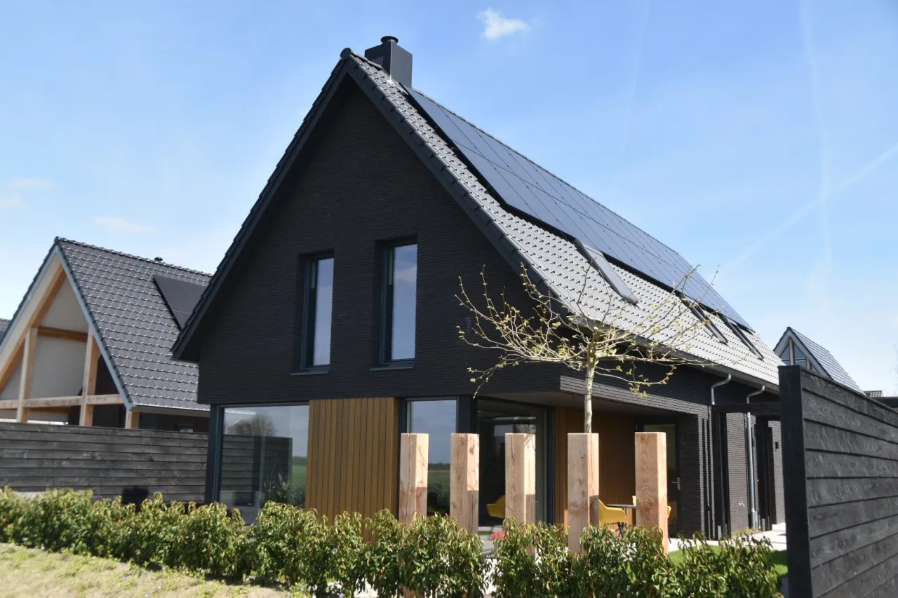 dom z antracytowym dachem i elewacją drewnianą