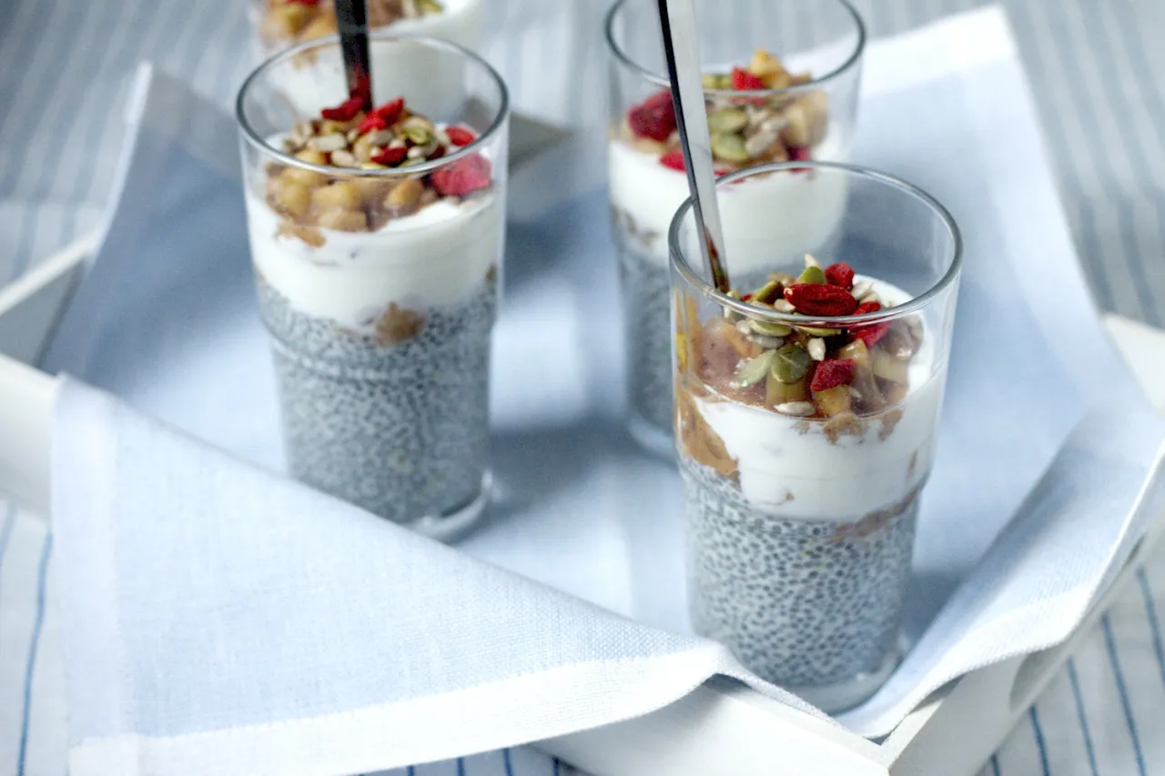 Pudding chia z owocami i orzechami