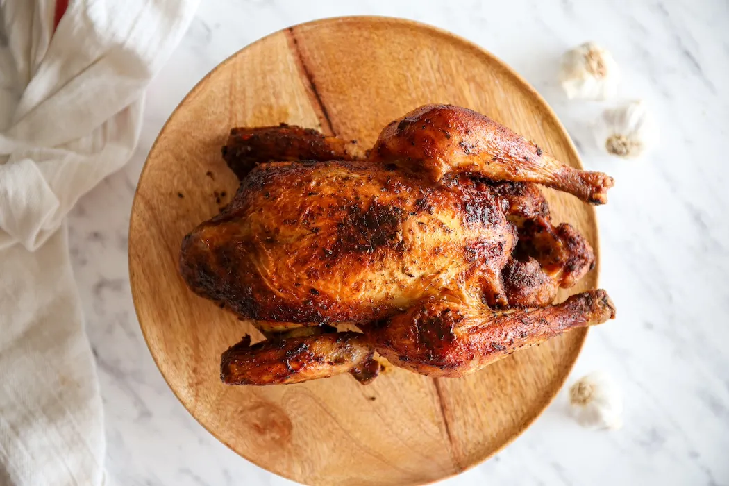 Idealnie upieczony cały kurczak z chrupiącą sk&oacute;rką