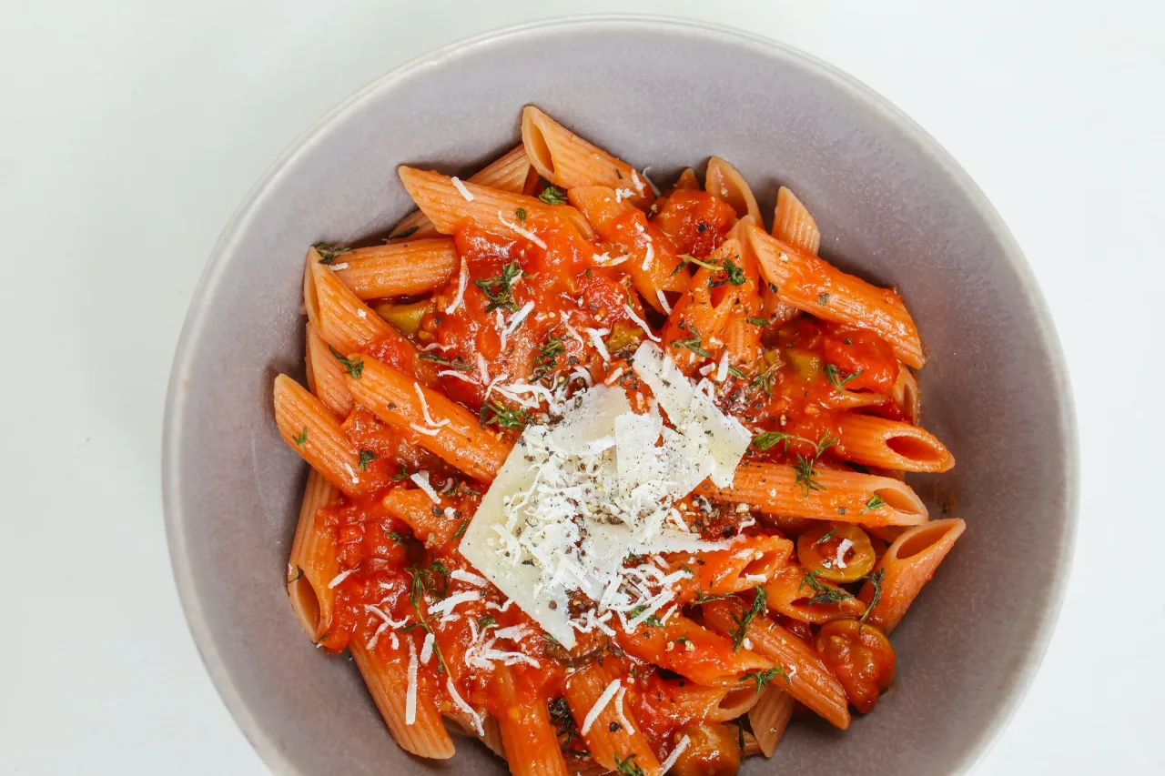 Penne w sosie pomidorowym z parmezanem i ziołami. Czy makaron tuczy? Zależy od dodatków i porcji!