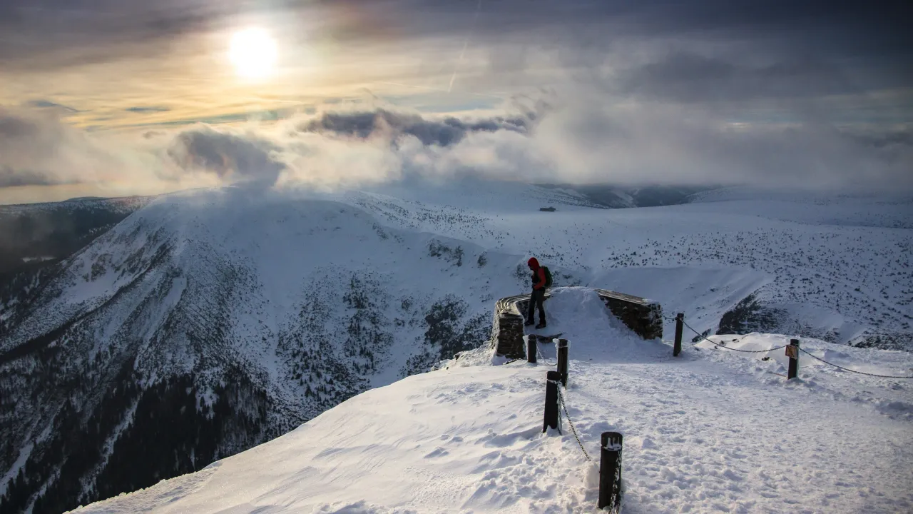 Śnieżka zimą raki czekan