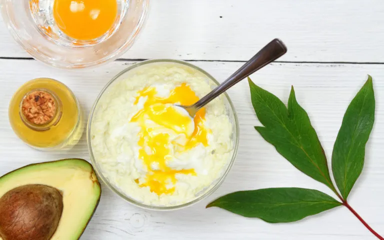 domowa maseczka do włosów w miseczce, składniki w tle