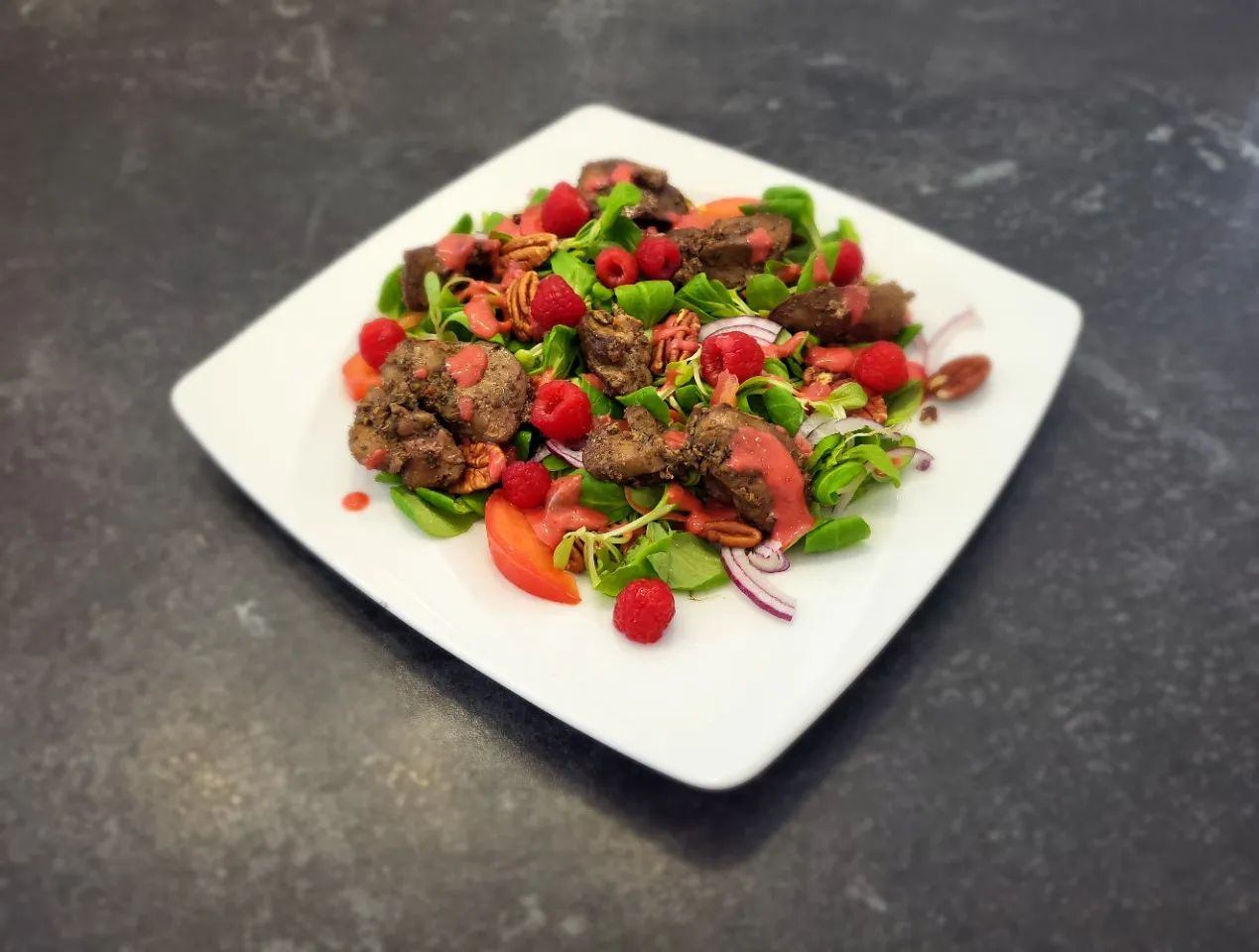 talerz z wątróbką i warzywami, zdrowa dieta, superfood