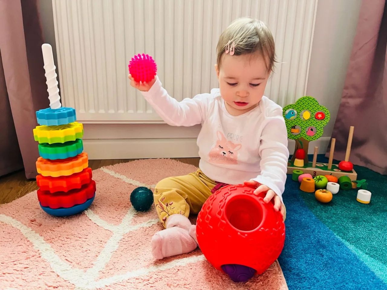 roczne dziecko bawi się zabawką sensoryczną