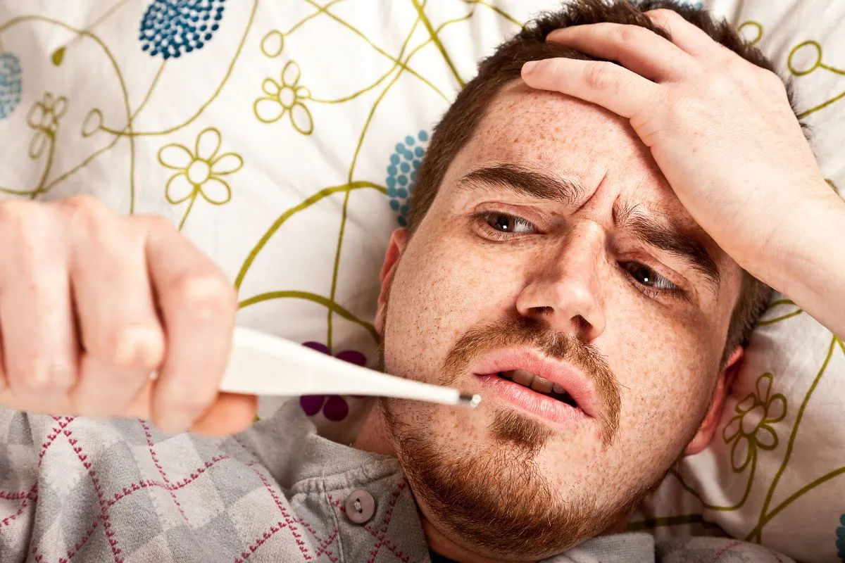 Mężczyzna spokojnie śpiący