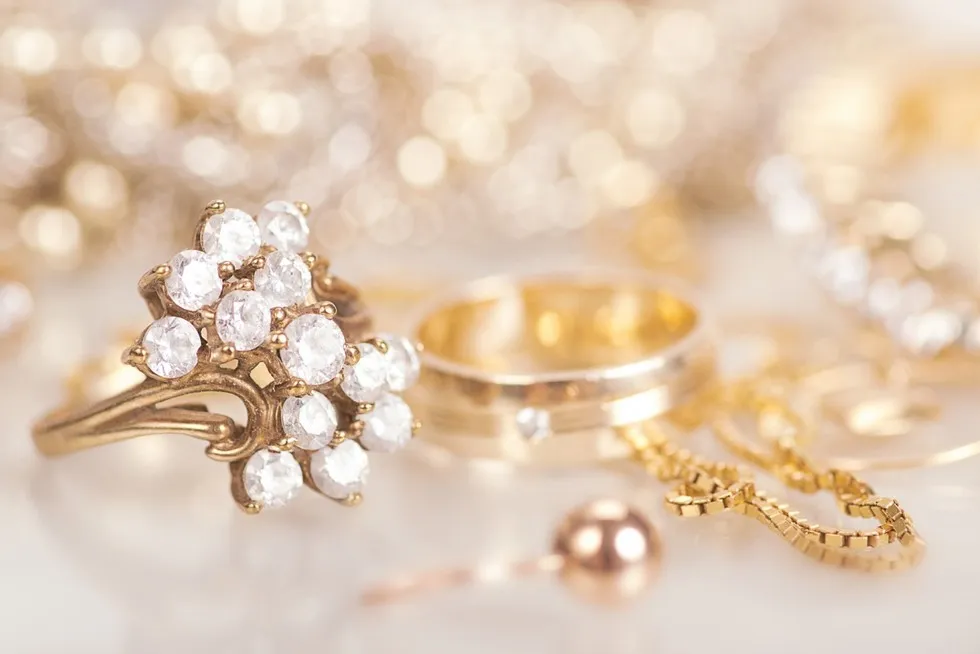 domowe sposoby czyszczenia sztucznej biżuterii