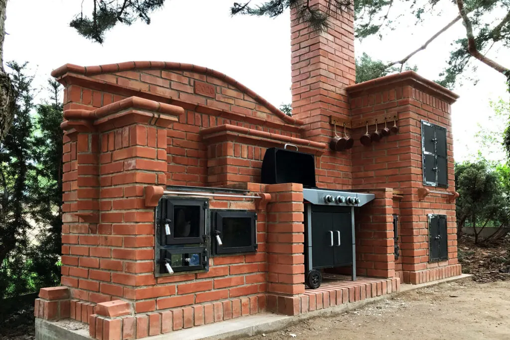 nowoczesna kuchnia ogrodowa z grillem z klinkieru