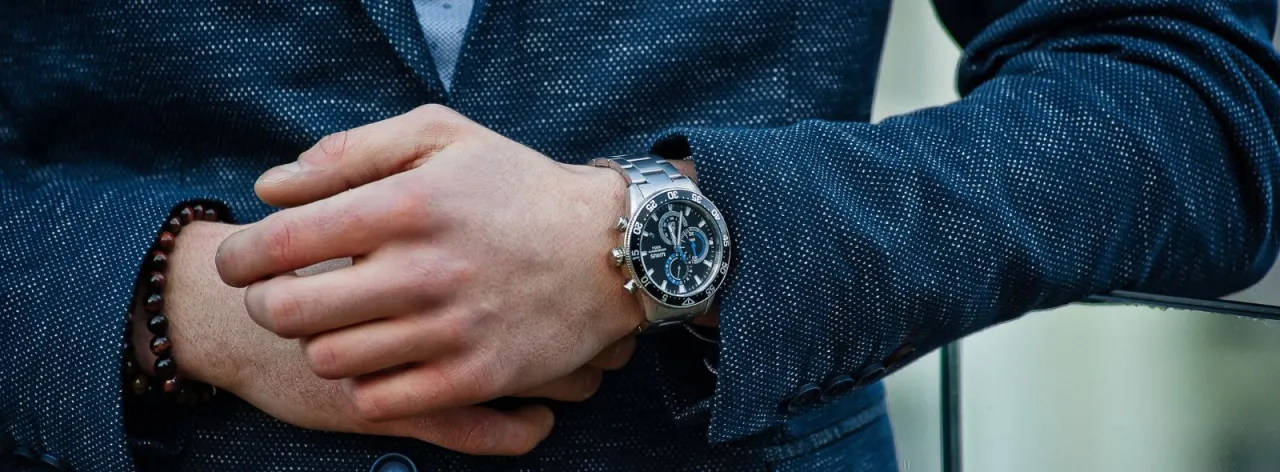 mężczyzna noszący duży zegarek 60mm, r&oacute;żne modele zegark&oacute;w oversize