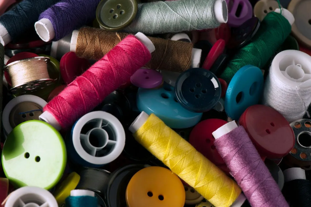 Kolorowe nici i guziki, czyli wszystko, co potrzebne w pasmanterii. Co to za skarby?