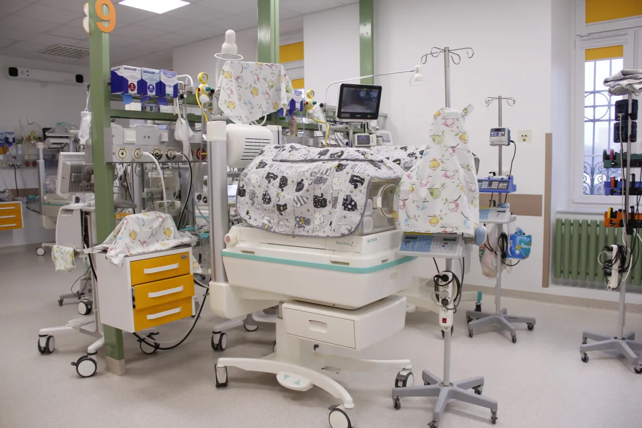 oddział intensywnej terapii noworodka inkubator