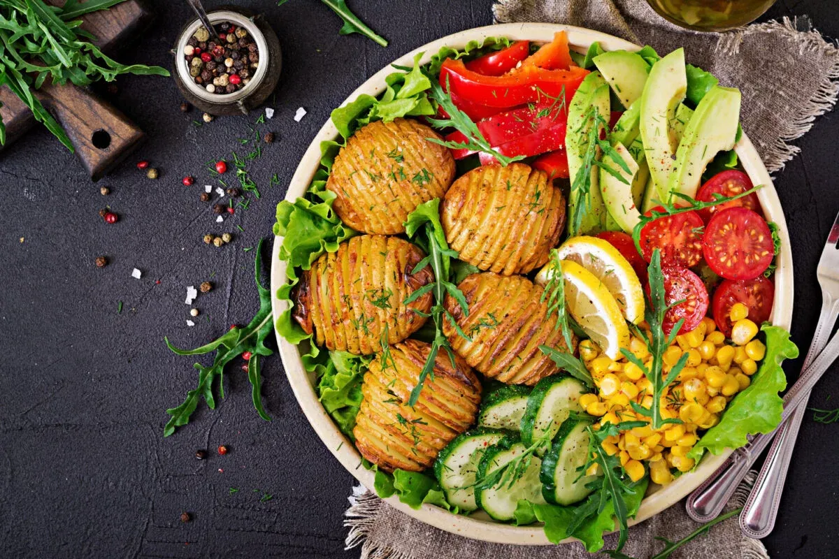 Kolorowa sałatka z pieczonymi ziemniakami, awokado, pomidorkami, kukurydzą i ogórkiem. Idealna dla osób na dieta wegańska co to jest.