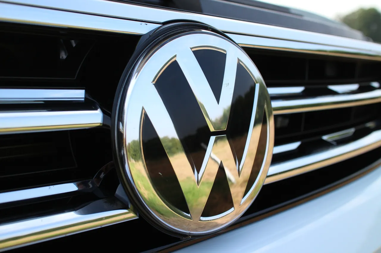 Zbliżenie na logo Volkswagena na grillu. Informacja o akcjach serwisowych VW.