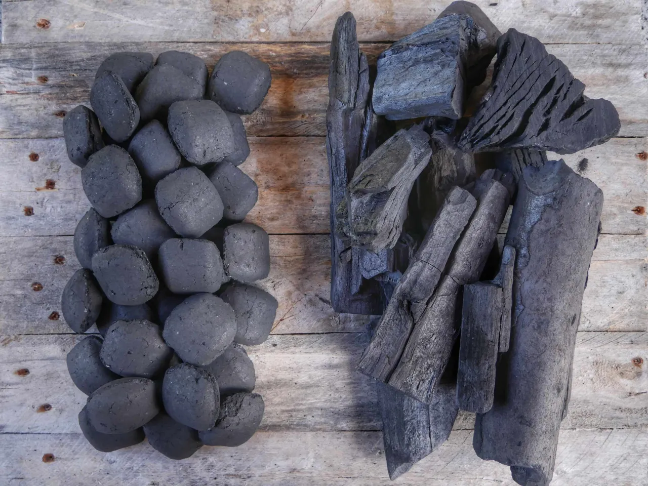 węgiel drzewny vs brykiet do grilla